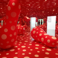 Rongée par les pois, Yayoi Kusama